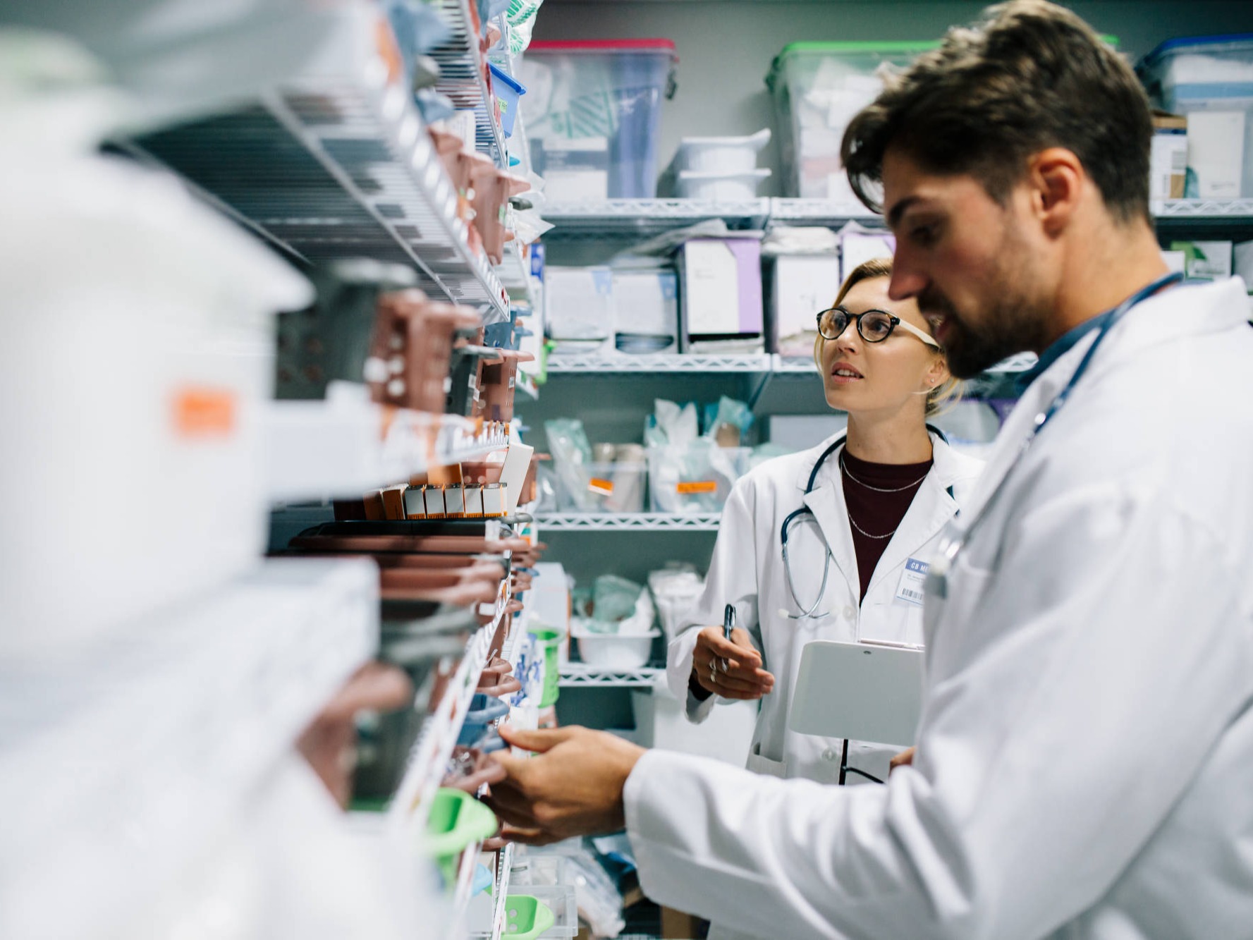 Apotheke - zwei Apotheker vor Medikamentenregalen